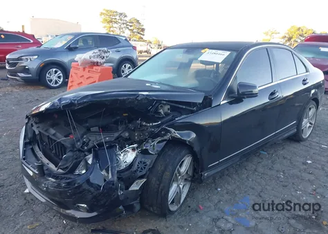 2010 Mercedes-Benz C 300 Luxury/Sport z USA, uszkodzony, nr VIN WDDGF5EB9AR102405